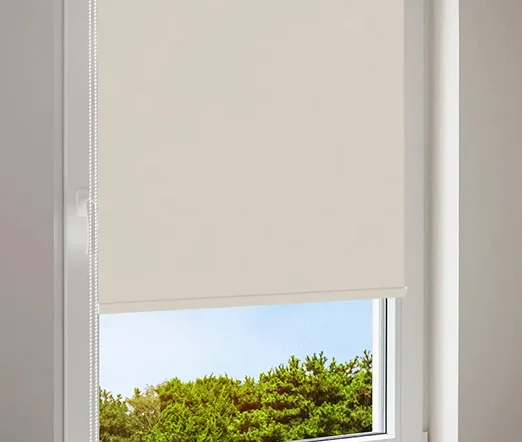 Beige Rollo am Fenster, halb heruntergelassen