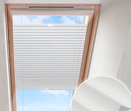 Dachfensterplissee in Weiß montiert an einem Dachfenster, halb heruntergelassen