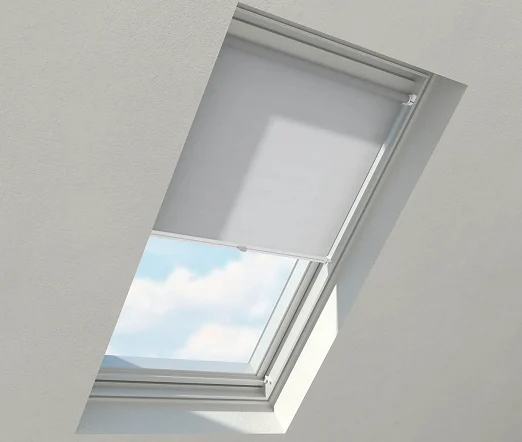 Dachfensterrollo in Weiß, montiert am Dachfenster und halb geschlossen