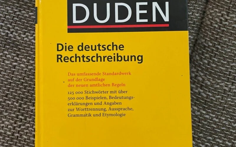 Duden, die deutsche Rechtschreibprüfung liegt auf einem Sofa