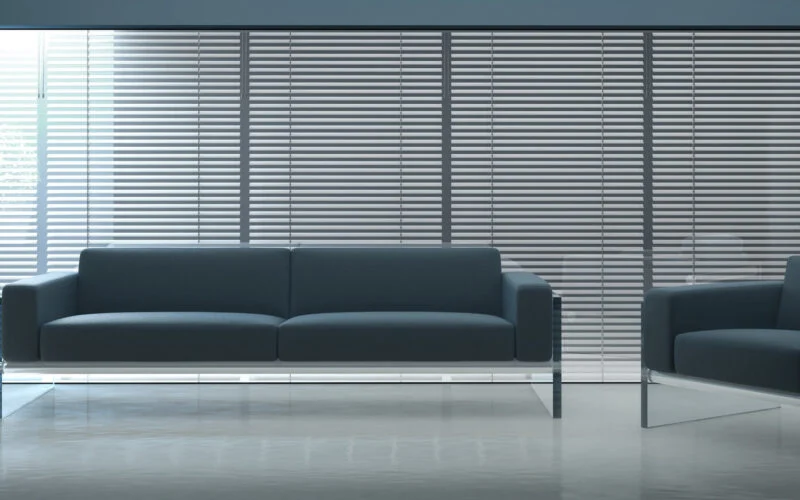 Große Jalousien mit zwei Sofas davor