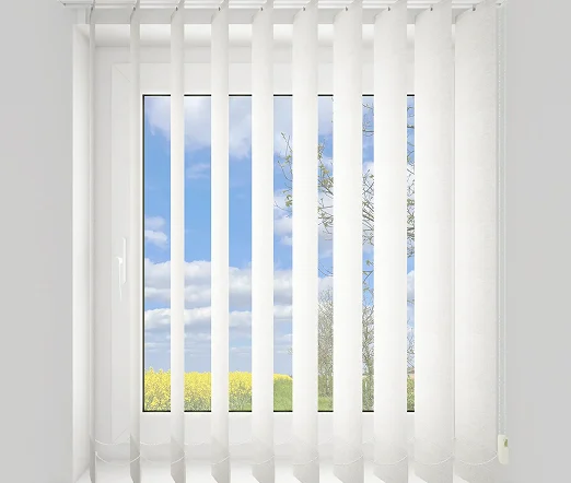Weißer Lamellenvorhang vor einem Fenster mit Blick ins Freie