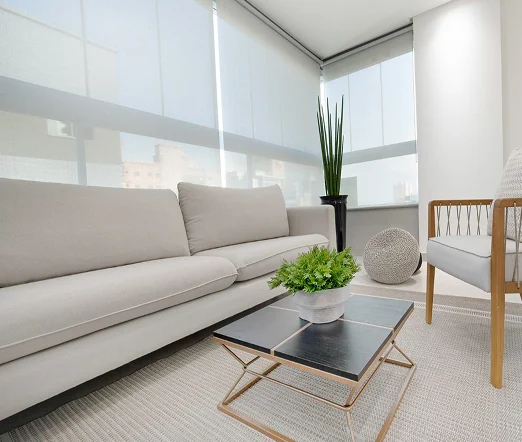 Moderne Maxirollos im Wohnzimmer, halbtransparent mit Tageslicht