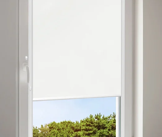 Weißes Minirollo am Fenster, blickdicht geschlossen