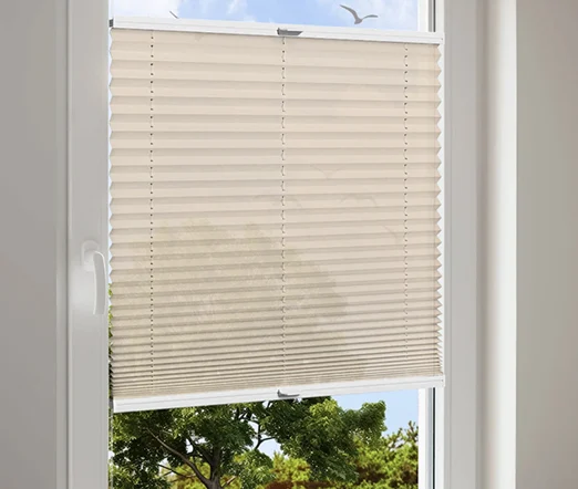Plissee nach Maß in Beige an einem weißen Fenster, teilweise geschlossen